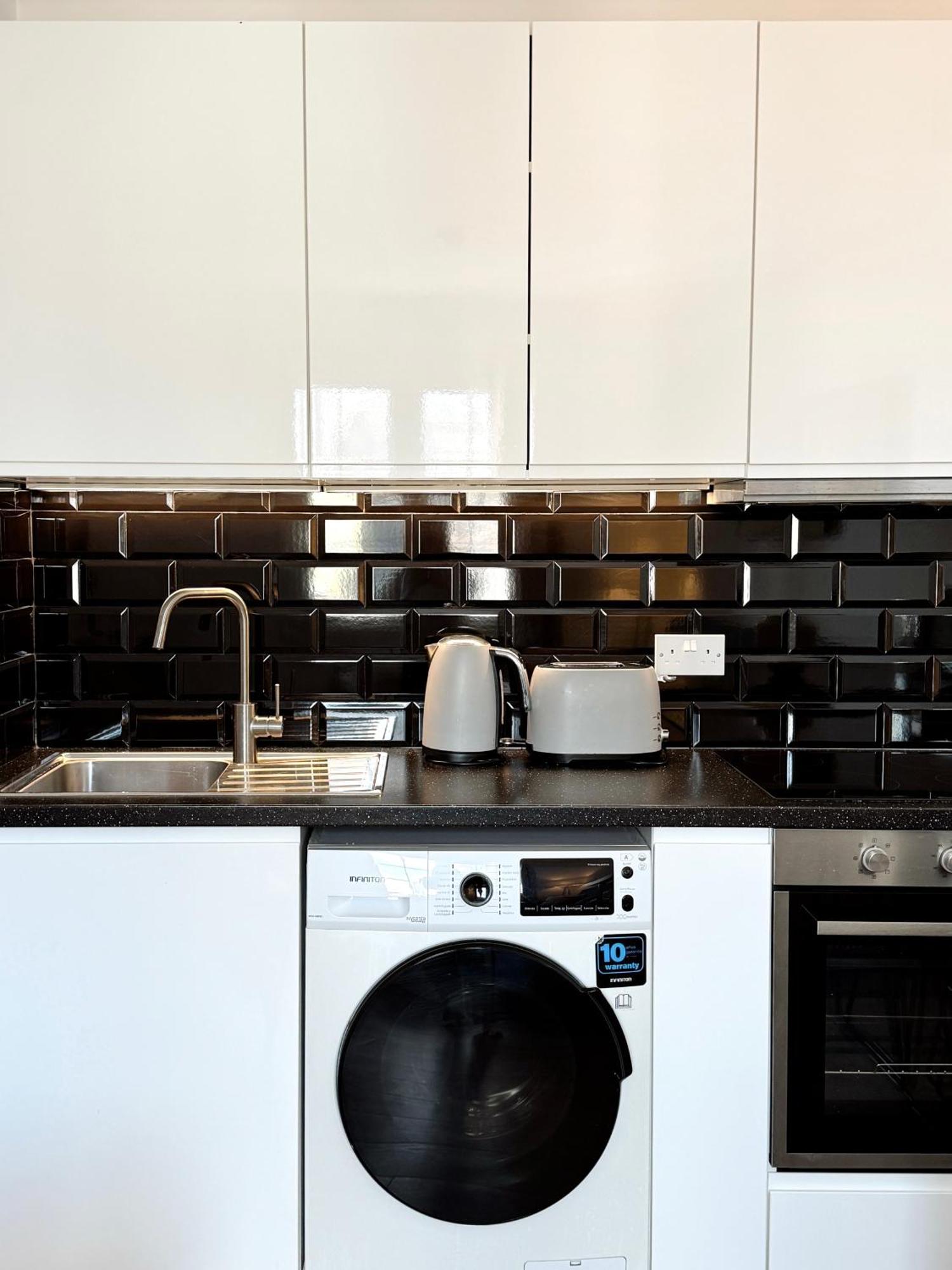 Deluxe City Centre Two Bedroom - Grand Central House Gibraltar Buitenkant foto