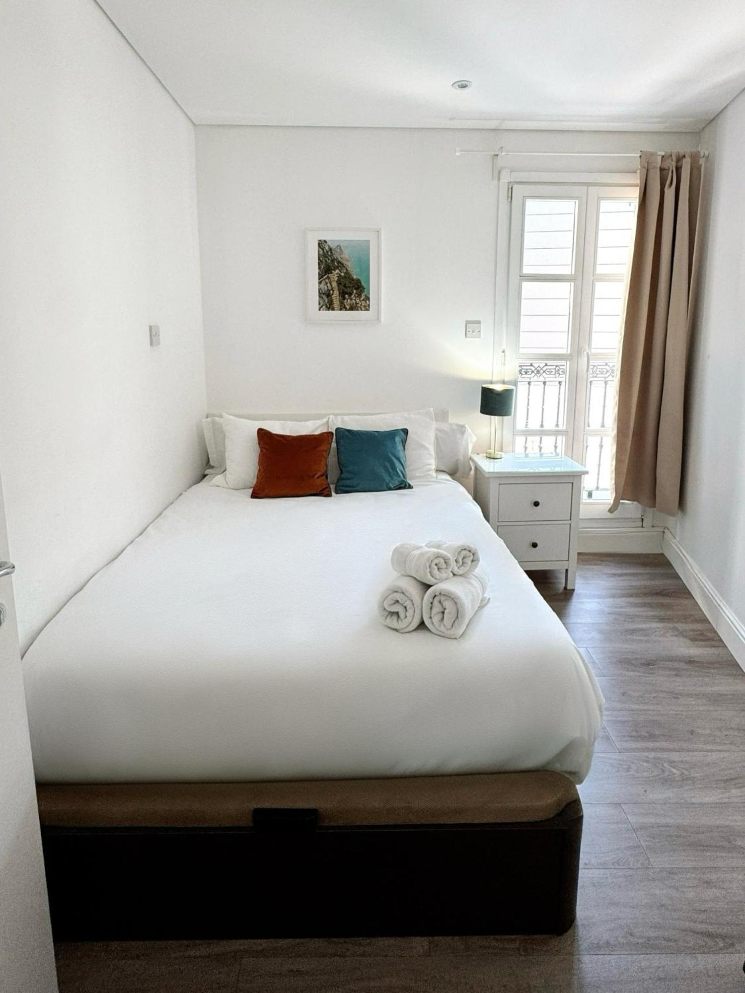 Deluxe City Centre Two Bedroom - Grand Central House Gibraltar Buitenkant foto